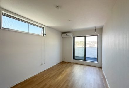 窓際にホスクリーン設置